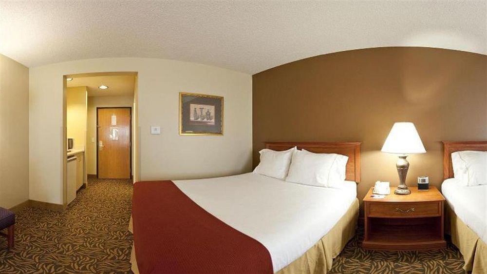 Holiday Inn Express Hotel & Suites Columbus By Ihg Exteriör bild
