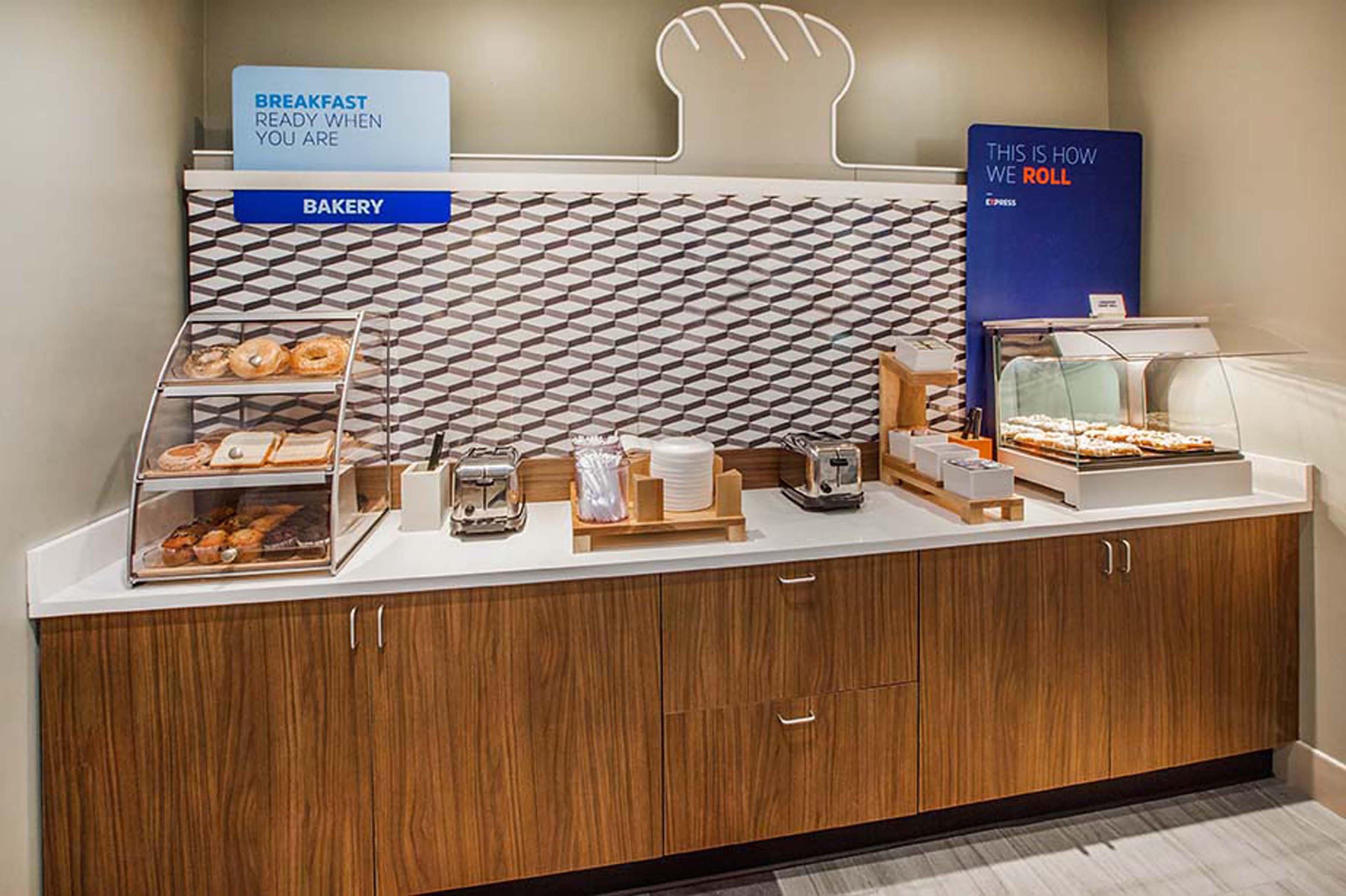 Holiday Inn Express Hotel & Suites Columbus By Ihg Exteriör bild