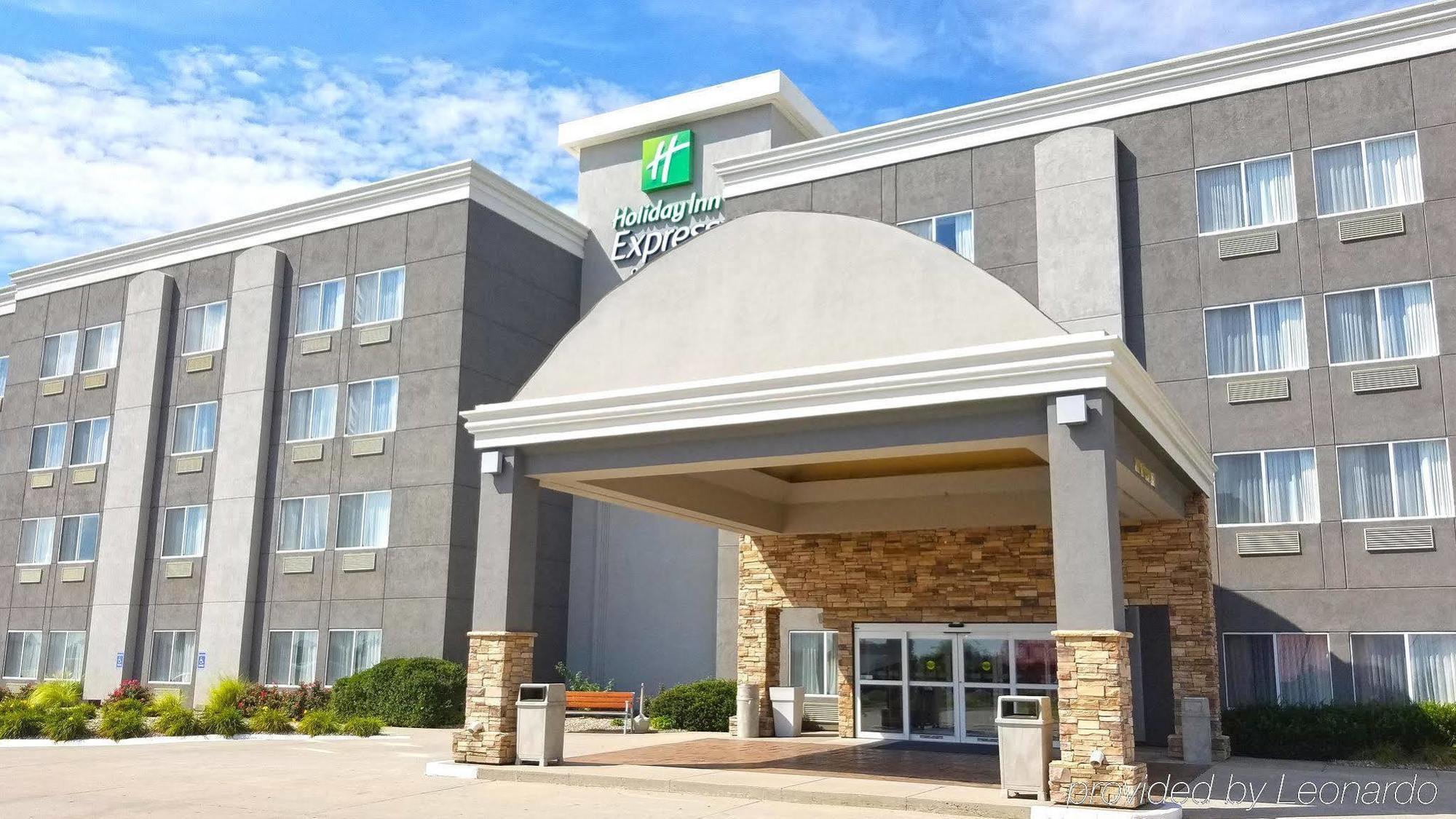 Holiday Inn Express Hotel & Suites Columbus By Ihg Exteriör bild