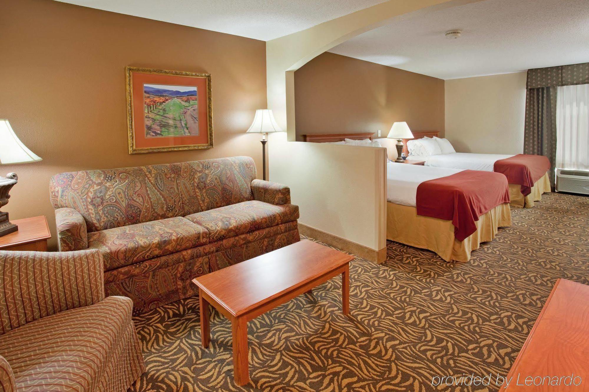 Holiday Inn Express Hotel & Suites Columbus By Ihg Exteriör bild