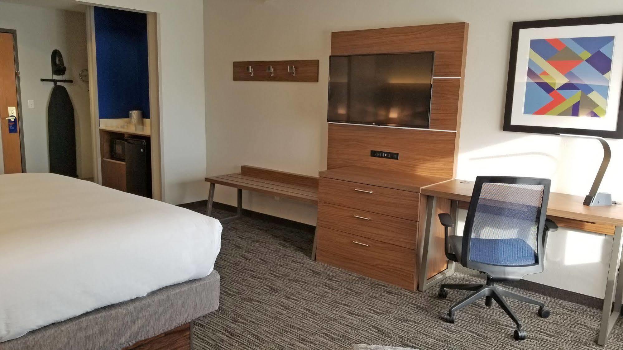 Holiday Inn Express Hotel & Suites Columbus By Ihg Exteriör bild