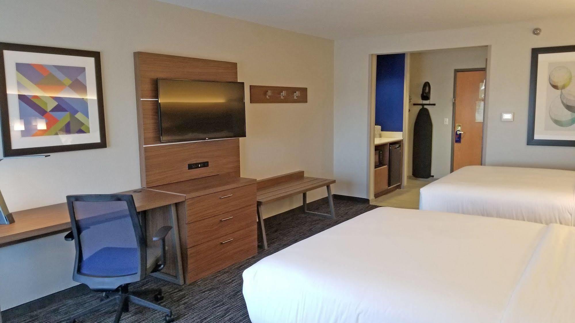 Holiday Inn Express Hotel & Suites Columbus By Ihg Exteriör bild