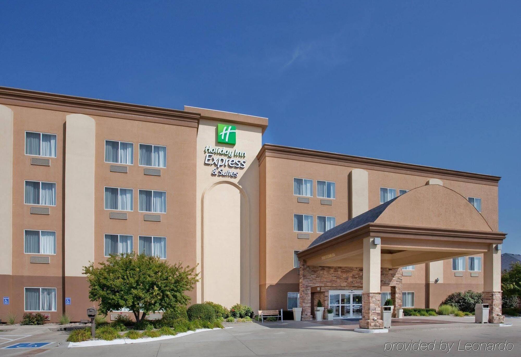 Holiday Inn Express Hotel & Suites Columbus By Ihg Exteriör bild